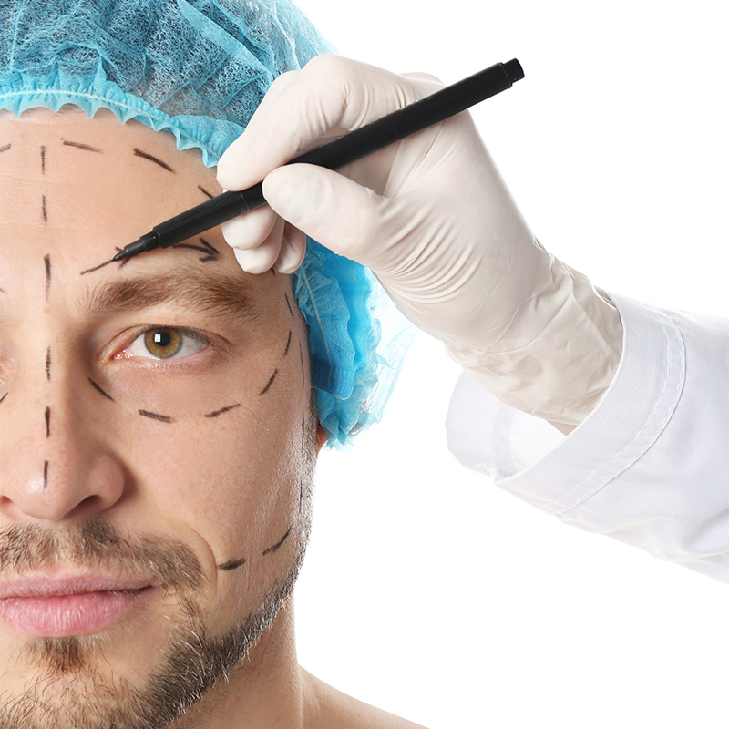 Cirujano plástico realizando diagnóstico personalizado en clínica estética Cádiz.