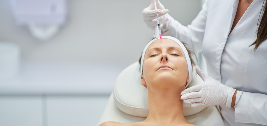 Procedimiento de medicina estética facial inyectable realizado por un profesional en entorno clínico seguro.
