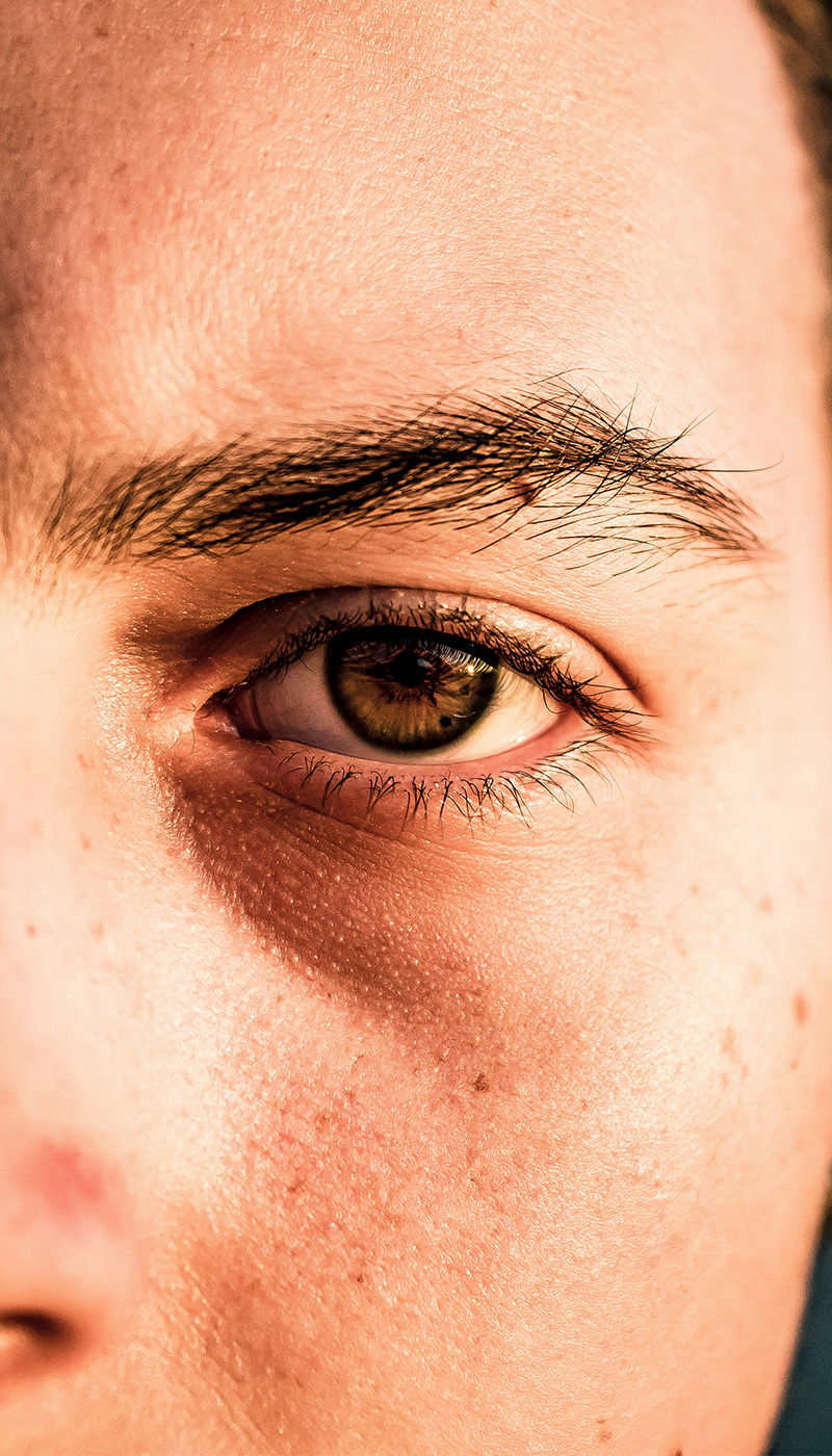 Detalle de la densidad y dirección del vello en un implante de cejas natural.