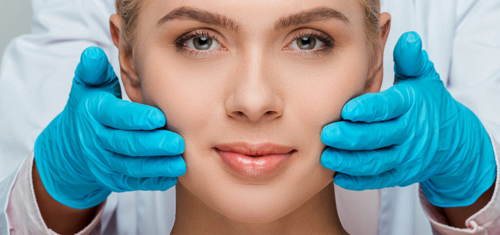 Especialista aplicando tratamiento de medicina estética facial en Cádiz.