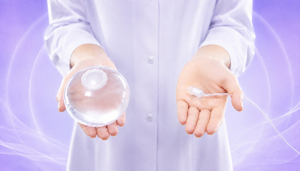 Profesional sanitario sosteniendo un balón gástrico y su catéter para tratamiento de pérdida de peso.
