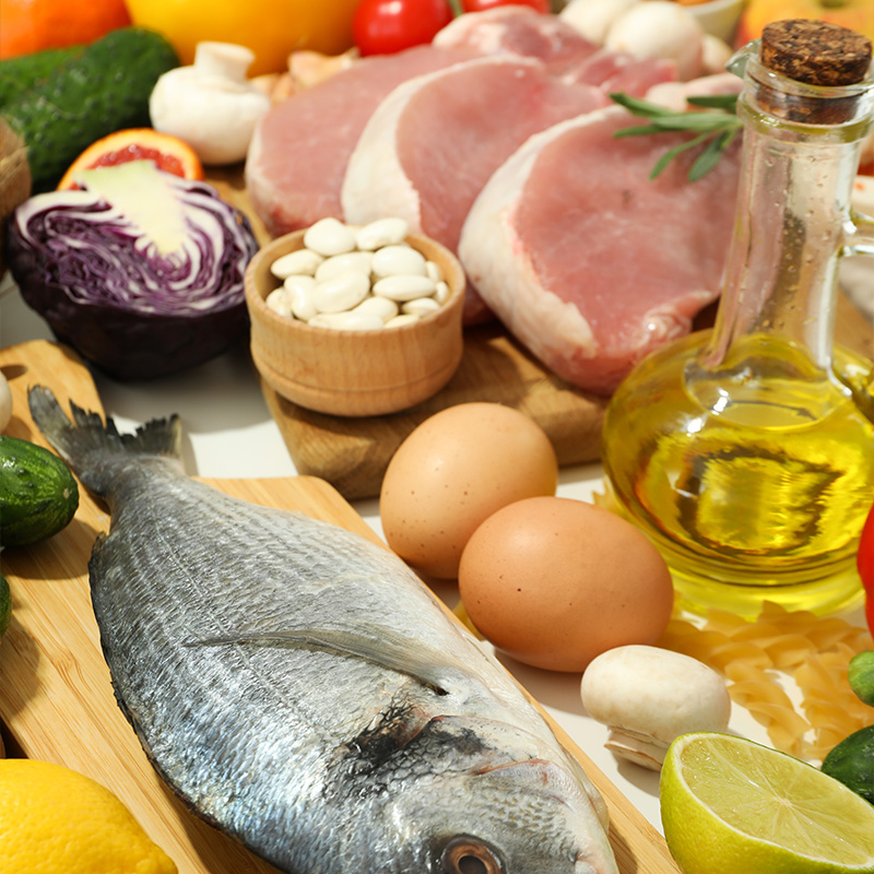 Selección de alimentos frescos y saludables para planes de nutrición integrativa.