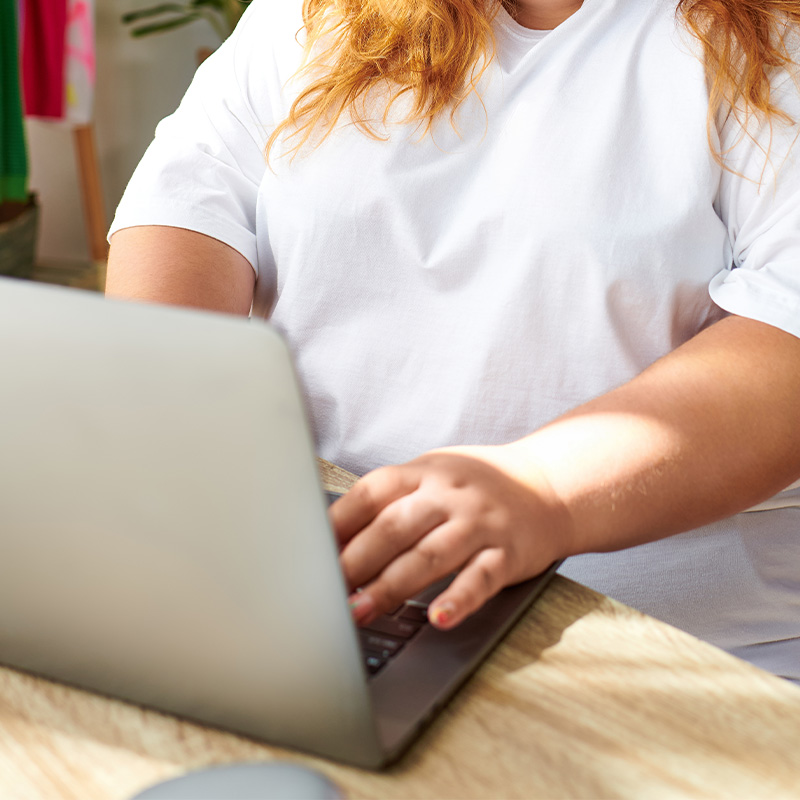 Paciente realizando una videoconsulta de nutrición online desde casa.
