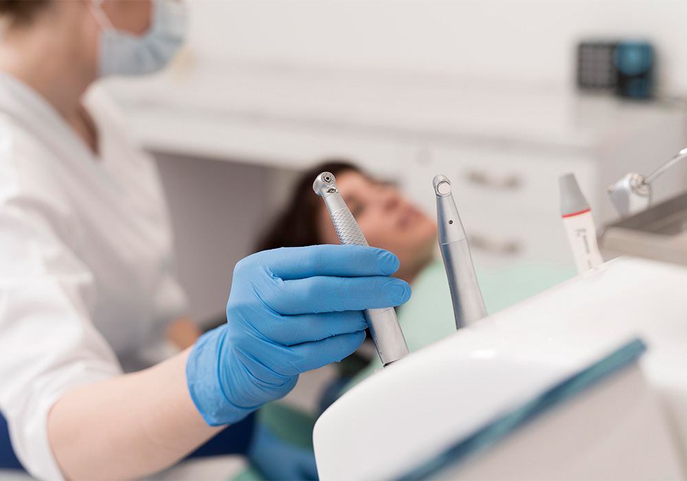Especialista en periodoncia del Hospital Recoletas Salud López Cano realizando una exploración de encías en Cádiz