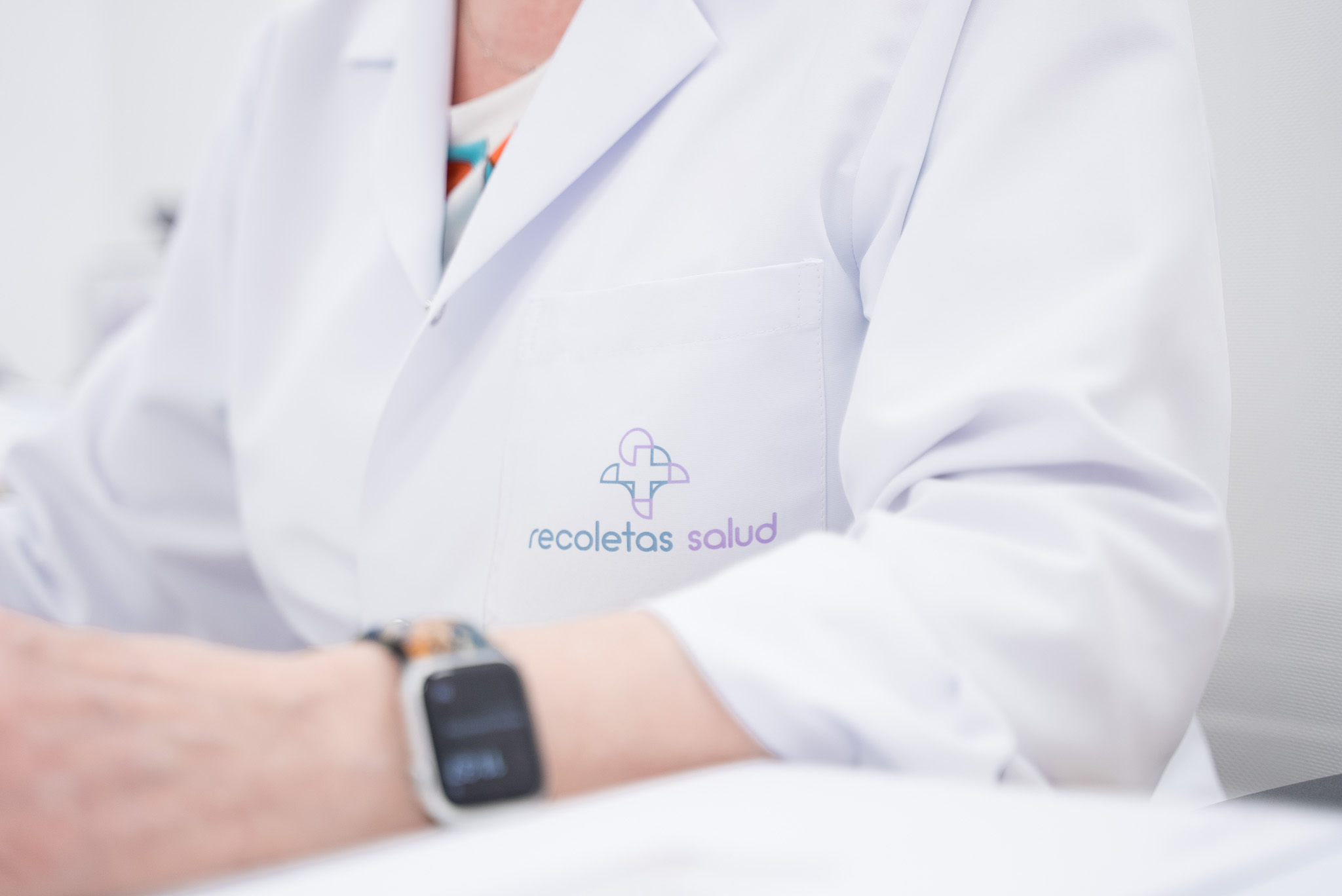 pecho de doctor con el logotipo de Recoleta López Cano Cádiz