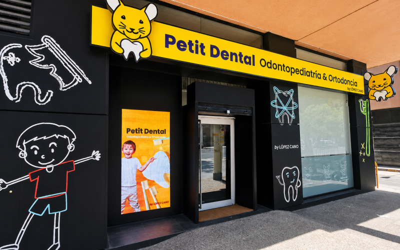 Exterior Fachada Petit Dental López Cano Cádiz
