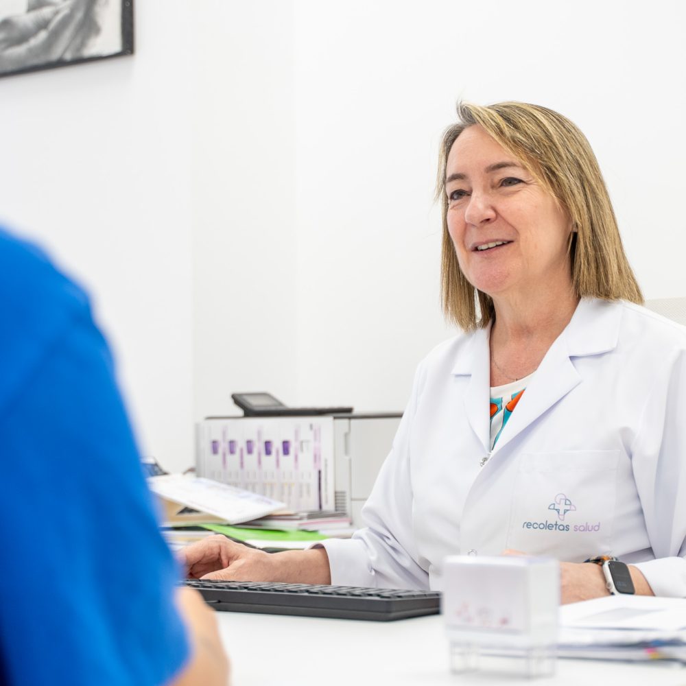 doctora atendiendo en Recoletas López Cano Cádiz