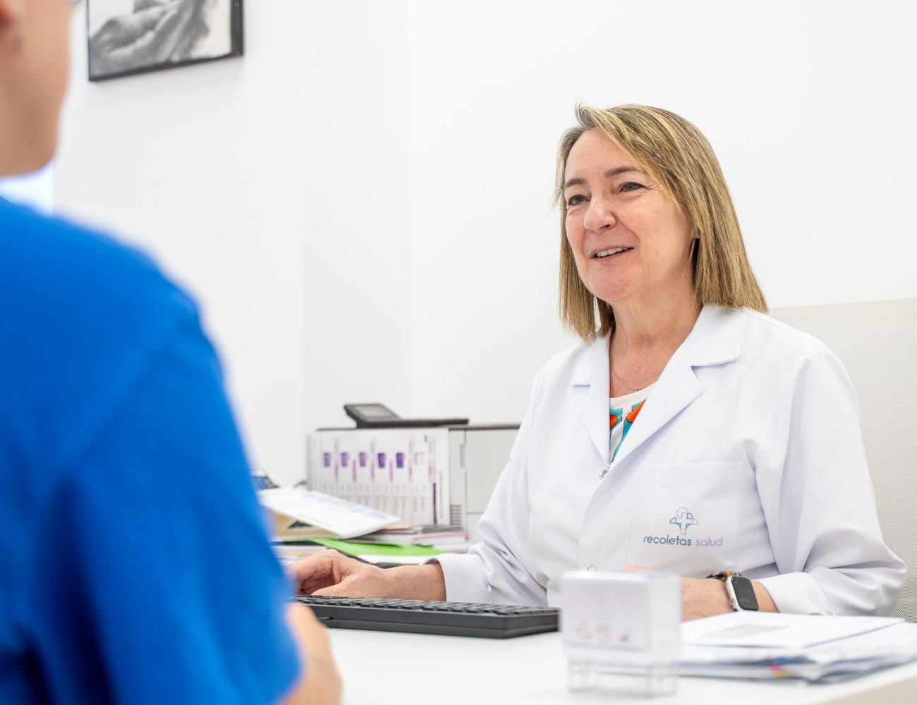 doctora atendiendo en Recoletas López Cano Cádiz