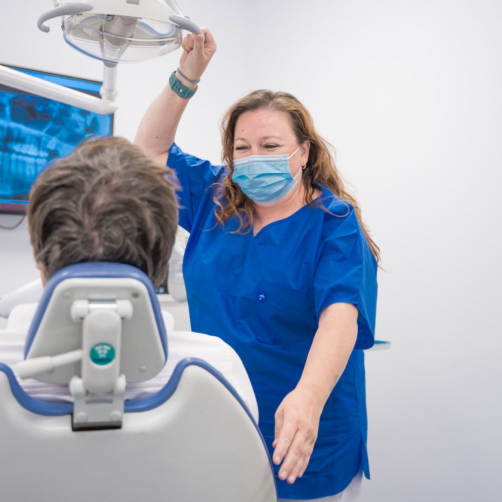 Revisan una paciente en Clínica Dental Recoletas López Cano