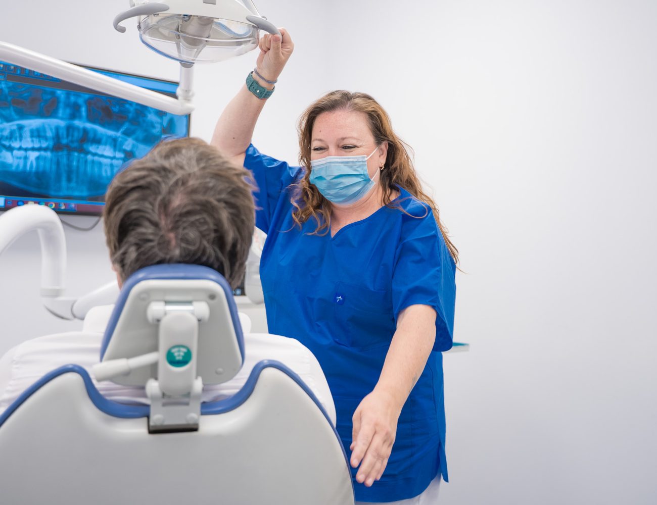 Revisan una paciente en Clínica Dental Recoletas López Cano
