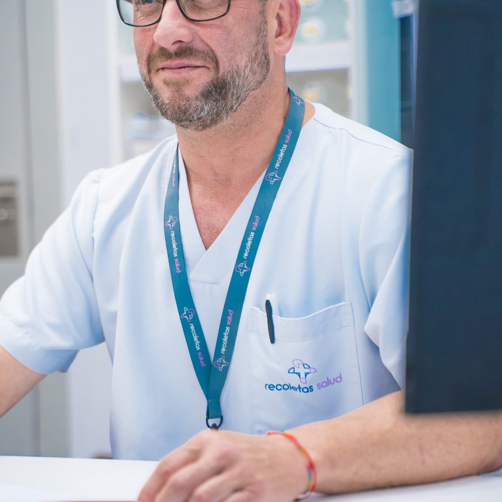 Enfermero uniformado de Recoletas Salud López Cano Cádiz