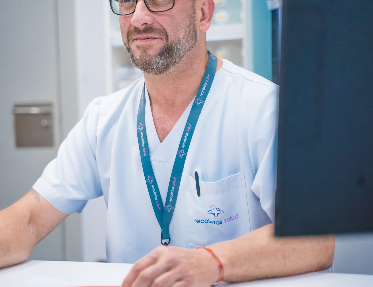 Enfermero uniformado de Recoletas Salud López Cano Cádiz